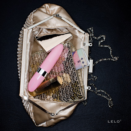 Lelo_Mia_petal_pink_mood